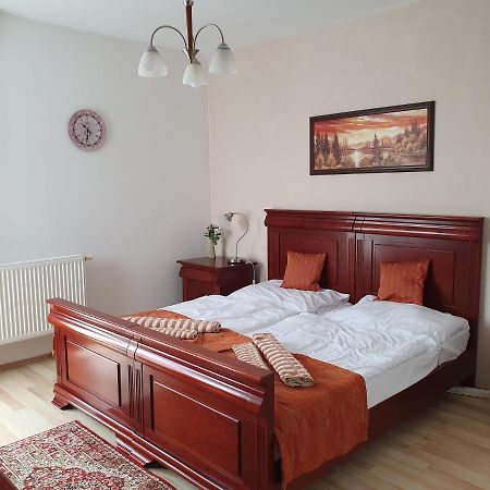 Hotel Oko Нитра Экстерьер фото