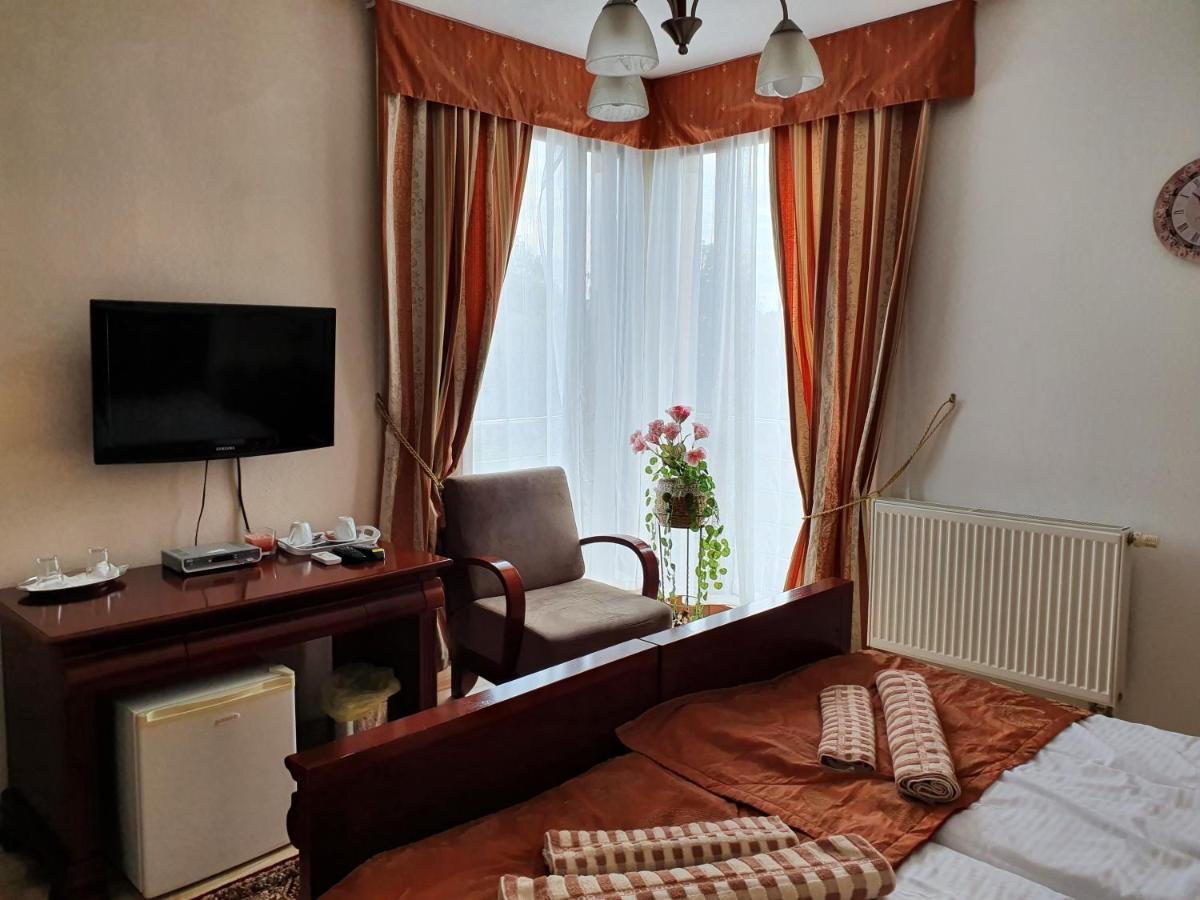 Hotel Oko Нитра Экстерьер фото