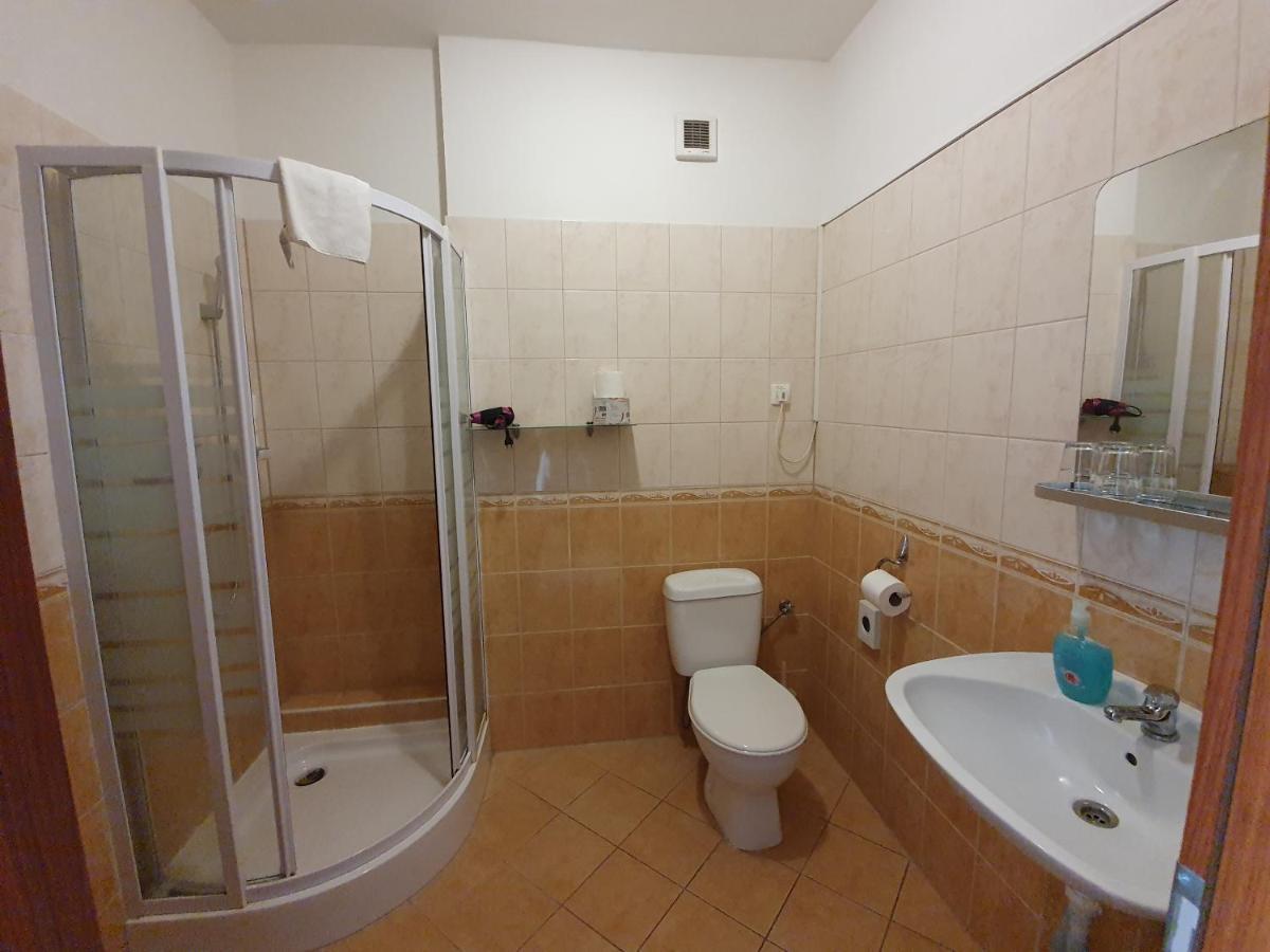 Hotel Oko Нитра Экстерьер фото