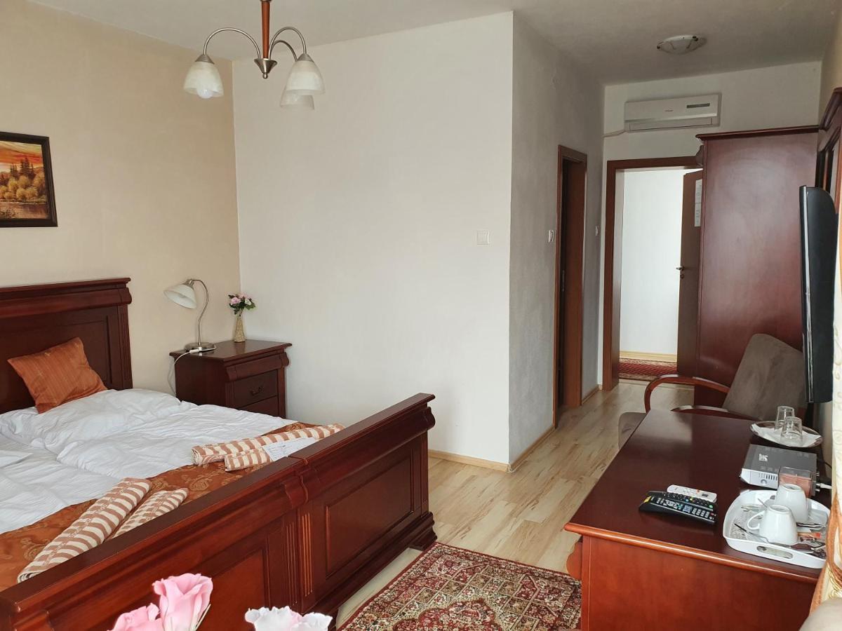 Hotel Oko Нитра Экстерьер фото