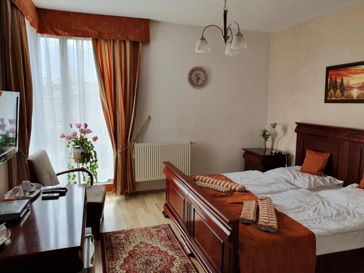 Hotel Oko Нитра Экстерьер фото