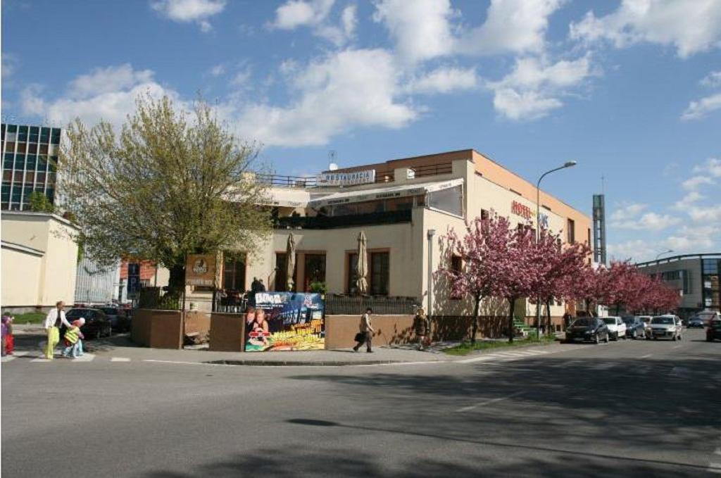 Hotel Oko Нитра Экстерьер фото