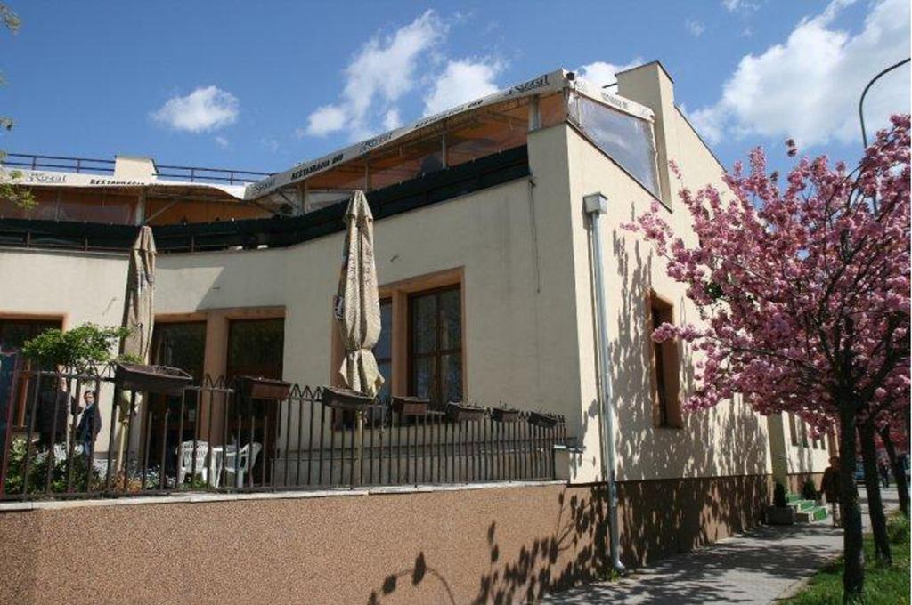Hotel Oko Нитра Экстерьер фото