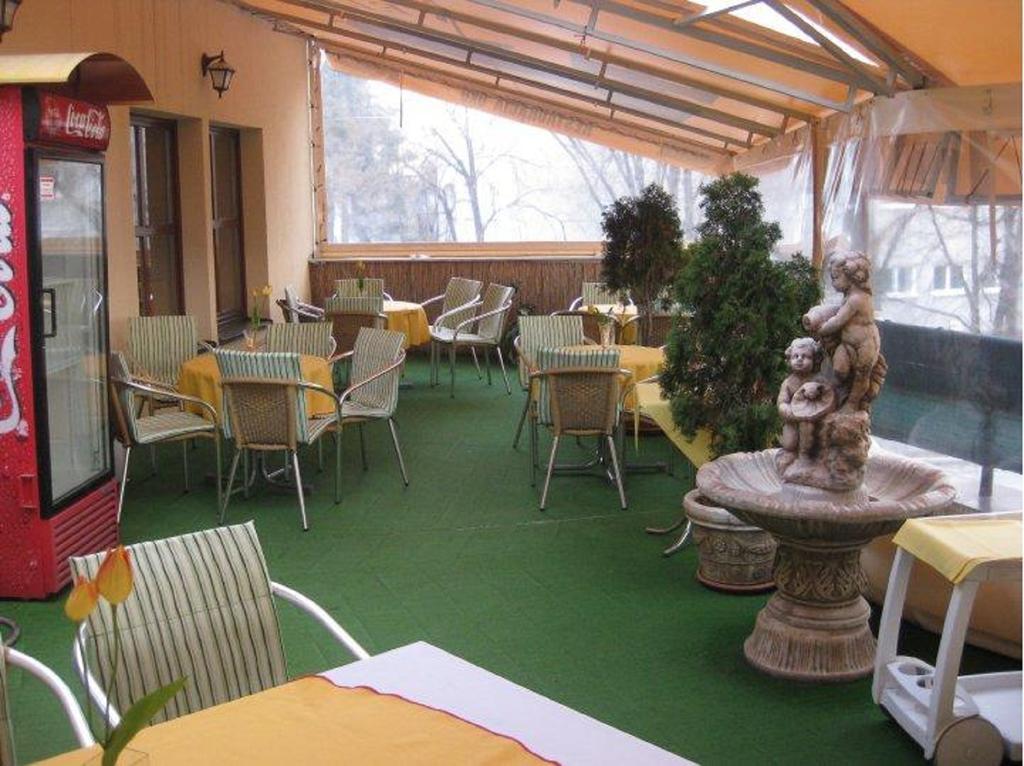 Hotel Oko Нитра Экстерьер фото