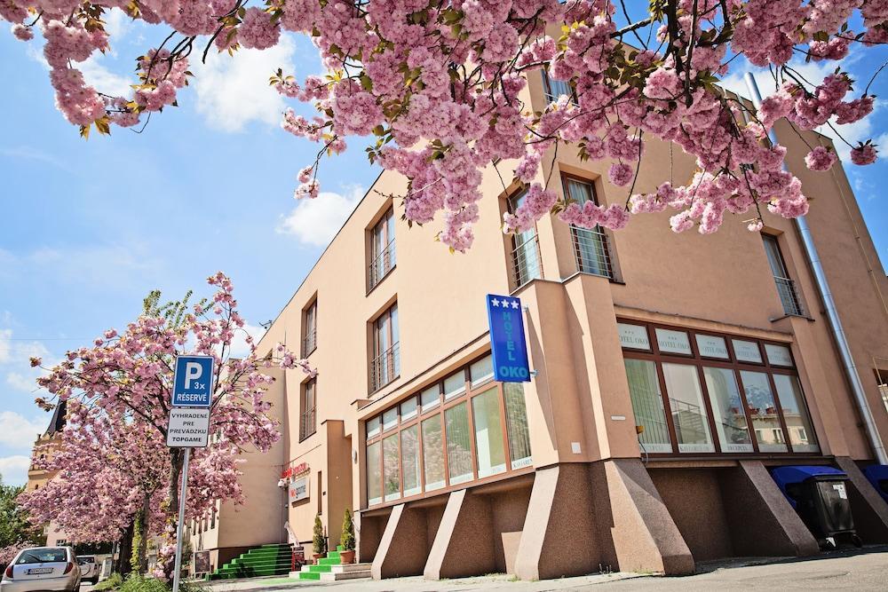 Hotel Oko Нитра Экстерьер фото
