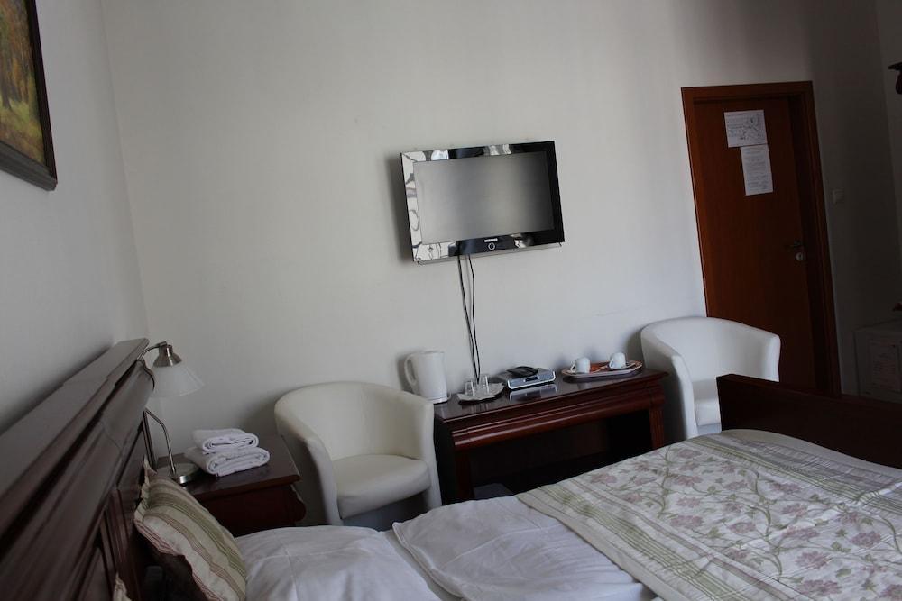 Hotel Oko Нитра Экстерьер фото