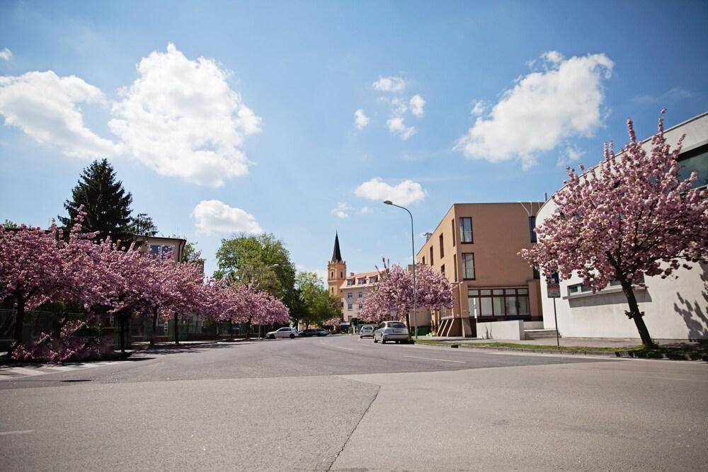 Hotel Oko Нитра Экстерьер фото