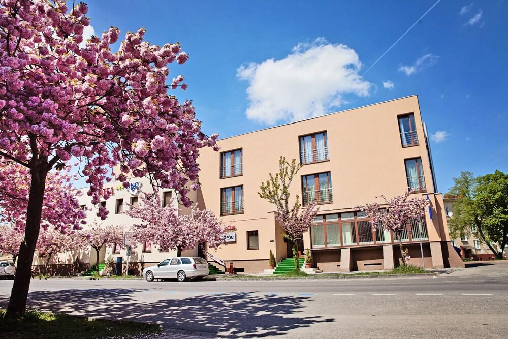 Hotel Oko Нитра Экстерьер фото